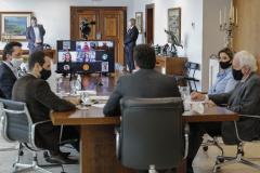 O governador Carlos Massa Ratinho Junior participou nesta terça-feira (6) de uma reunião, por videoconferência, com o diretor-geral da Klabin, Cristiano Teixeira, para alinhar os detalhes da reforma do Colégio Estadual Wolff Klabin, de Telêmaco Borba, nos Campos Gerais. Foto: Jonathan Campos/AEN