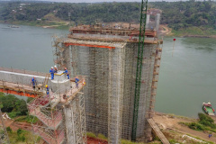 As obras da Ponte da Integração, em Foz do Iguaçu, no Oeste do Estado, atingiram 34% no final de setembro. O projeto é uma parceria entre a usina, o Governo do Estado e o governo federal. A gestão da obra é feita pela Secretaria da Infraestrutura e Logística do Paraná