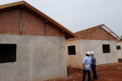 Técnicos da Cohapar vistoriaram nesta quinta-feira (8) a obra de construção do Residencial Amador Gonçalves, em Jardim Alegre, na região do Vale do Ivaí. Eles fiscalizaram o cumprimento do cronograma do empreendimento, que conta com 41 unidades habitacionais financiadas pelo programa Casa Fácil Paraná, do Governo do Estado. 
Foto: Elisângela de Araújo.