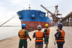 Este ano, os portos do Paraná receberam navios de 48 nacionalidades diferentes. De janeiro até setembro, 1.845 atracações aconteceram nos terminais de Paranaguá e Antonina. A bandeira mais frequente foi a da República das Ilhas Marshall, um pequeno país da Oceania, que apareceu em 273 embarcações.   Foto: José Fernando Ogura/AEN