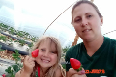 A produtora rural Juliana Mikolaiewski Dziurza, de 30 anos, decide junto com o marido o futuro da propriedade que sustenta a família, em Cruz Machado, no Sul do Paraná. Ela recebe assistência técnica do Instituto de Desenvolvimento Rural do Paraná – Iapar-Emater (IDR-Paraná) há pelo menos cinco anos. Os profissionais a ajudaram a investir na infraestrutura da propriedade e na diversificação da produção.Foto: SEAB