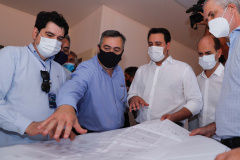 O governador Carlos Massa Ratinho Junior destacou nesta quinta-feira (22) dois importantes projetos que vão impulsionar a área de saúde em Maringá e na região Noroeste. Ele esteve nas obras do Hospital da Criança, uma unidade de 164 leitos que está sendo construído com recursos do Governo do Estado, governo federal e Organização Mundial da Família (OMF).

