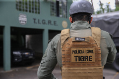 A ação integrada da Polícia Civil do Paraná (PCPR) e da Polícia Civil do Rio Grande do Sul (PCRS) liberou a médica paranaense Tamires Gemelli Silva, mantida em cativeiro após ter sido sequestrada no dia 16 de outubro na cidade de Erechim (RS). A operação de resgate ocorreu na noite de quarta-feira (21) no município de Cantagalo, região Central do Estado. Três pessoas foram presas em flagrante. Foto: geraldo Bubniak/
AEN