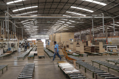 FEITA NO PARANA - Grupo Munhoz Caetano, holding do segmento moveleiro, que produz móveis seriados para o segmento de sala de estar.  A Caemmun Movelaria está sediada em Arapongas, um dos maiores polos moveleiros do país. Na foto fabrica da Filial Sabáudia. 06/10/2020 - Foto: Geraldo Bubniak/AEN