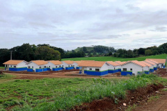 Vinte famílias que viviam em situação precária no em Boa Vista da Aparecida, município da região Oeste do Paraná, receberam as chaves da casa própria. A entrega das moradias, nesta terça-feira (27), contou com a participação de representantes do Governo do Estado, prefeitura e da Itaipu Binacional, que foram parceiros na viabilização do projeto que somou cerca de R$ 1,3 milhão de investimentos. Foto: Cohapar