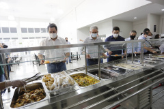 Na inauguração do Restaurante Popular Tiago de Amorim Novaes, nesta quinta-feira (29), o governador Carlos Massa Ratinho Junior destacou que o Estado tem como meta disponibilizar alimentação adequada e balanceada às populações vulneráveis, auxiliando no combate à insegurança alimentar, e que esse novo espaço será fundamental para auxiliar os cascavelenses mais humildes no pós-pandemia.