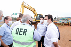O governador Carlos Massa Ratinho Junior vistoriou nesta quinta-feira (29) as obras de modernização do Trevo Cataratas, em Cascavel, no Oeste do Estado. As máquinas começaram a operar nesta semana em uma das vias marginais, no sentido Corbélia, na primeira etapa da modernização do entroncamento rodoviário.