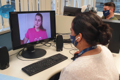 Para encerrar as atividades alusivas ao Outubro Rosa, as funcionárias da Portos do Paraná participaram nesta quinta-feira (29) de uma palestra sobre o câncer de mama. O encontro online reuniu colaboradoras e estagiárias da empresa pública para conversar sobre o tema com a diretora-geral do Instituto Peito Aberto, Fabiana Parro. Foto: Portos do Paraná