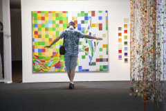 Neste sábado, dia 31/10, o Museu Oscar Niemeyer (MON) inaugura mais duas novas exposições: “A Violência sob a Delicadeza”, da artista visual Vera Martins, e “Gente no MON”, do fotógrafo Dico Kremer: 