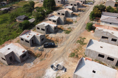 Construção das 157 casas na Vila Zezo em Imbituva,  o local passará por ação completa de regularização fundiária, com demarcação dos lotes individualizados e entrega de títulos de propriedade aos moradores. Também serão feitas obras de infraestrutura complementar para urbanização completa da região.13/10/2020 - Foto: Geraldo Bubniak/AEN
