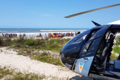Neste final de semana, o helicóptero Falcão 8 foi acionado para o resgate de três pessoas que estavam se afogando no Litoral. Um jovem está internado no Hospital Regional de Paranaguá. Conforme o Corpo de Bombeiros, entre sábado e domingo foram registrados 13 afogamentos no Estado. Foto: BPMOA