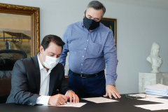 O governador Carlos Massa Ratinho Junior e o secretário de Estado da Saúde, Beto Preto, assinaram nesta terça-feira (10) a ordem de serviço para o início da obra de construção do novo Pronto Socorro do Hospital Norte Paranaense (Honpar), de Arapongas. O processo, que teve início em 2018, foi orçado em mais de R$ 16 milhões, mas após revisão e reestruturação houve economia de quase 20% no projeto, com liberação final de R$ 13,5 milhões.
