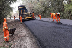Trecho da PR-462, na região Centro-Oeste, recebeu serviços de conservação para melhor atender futura demanda de visitantes a ponto turístico famoso.
Foto: DER