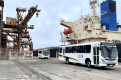 O maior embarque de ônibus da história do Porto de Paranaguá acontece nesta sexta-feira (13). Em um único lote, o navio Maestro Universe volta carrega 155 unidades. Os veículos de transporte coletivo serão levados para os portos de Boma, no Congo, e Luanda, em Angola. A previsão é que zarpe para a África no início da tarde. A viagem deve durar entre dez e 13 dias até os destinos. Foto: Claudio Neves