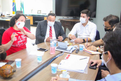 Representantes da APP-Sindicato e professores estiveram reunidos nesta terça-feira (17) na Casa Civil do Governo do Estado para tratar de demandas específicas dos funcionários temporários, contratados pelo regime de Processo Seletivo Simplificado (PSS). Participaram da reunião o chefe da Casa Civil, Guto Silva; o diretor-geral da Secretaria de Estado da Educação, Glaucio Dias, e o líder do governo na Assembleia Legislativa, deputado Hussein Bakri. Foto:AEN