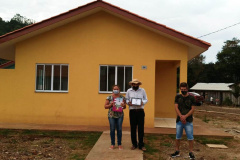  Nesta quinta-feira (26), dezessete famílias de Salgado Filho que viviam em condições precárias ou que pagavam aluguel conquistaram uma casa própria sem precisar pagar nada por isso. A construção do residencial na cidade, na região Sudoeste, recebeu R$ 1,1 milhão de investimento do Governo do Estado, por meio de um financiamento internacional obtido junto ao BID, em um trabalho integrado da Cohapar, Secretaria da Justiça, Família e Trabalho e prefeitura. (Foto: Eduardo Cioatto / Cohapar)