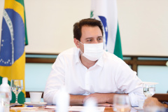 O Governo do Estado recebeu nesta quinta-feira (26) o projeto executivo de uma ponte de 280 metros sobre o Rio Ivaí, entre Santa Cruz de Monte Castelo e Ivaté, no Noroeste do Paraná. O investimento de R$ 300 mil foi viabilizado pela cooperativa Cocamar em parceria com as prefeituras dos dois municípios. O objetivo do projeto é viabilizar a expansão da produção de soja e milho na região, gerando novos empregos e desenvolvimento econômico.