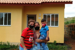 Representantes do Governo do Estado e da Prefeitura de Coronel Vivida entregaram nesta sexta-feira (27) as chaves de 21 casas a famílias que viviam em situação de vulnerabilidade social na cidade. Com a conclusão do empreendimento, chega a 78 o número de moradias populares entregues na região Sudoeste do Paraná apenas nesta semana. Foto: Eduardo Cioatto / Cohapar