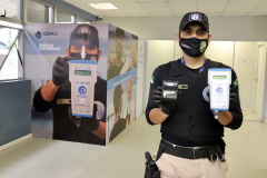 Novo protocolo de segurança para o acesso dos trabalhadores ao cais do Porto de Paranaguá visa evitar acidentes. O teste do etilômetro será aplicado por sorteio aleatório realizado pelo sistema eletrônico.
Foto: Claudio Neves/Portos do Paraná