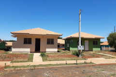 Representantes do Governo do Estado, Governo Federal e da Prefeitura de Santa Maria do Oeste entregaram nesta sexta-feira (27) as chaves de 31 casas populares a famílias do município, localizado na região central do Paraná. O projeto recebeu R$ 2 milhões de investimentos do Fundo de Garantia do Tempo de Serviço (FGTS), além de contrapartidas dos órgãos envolvidos. (Foto: Elmar Vornes / Cohapar)