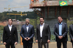 A Ponte da Integração Brasil – Paraguai atingiu quase 45% de execução em novembro, 1 ano e 3 meses após o início da construção nas margens do Rio Paraná. A marca foi celebrada com uma visita dos presidentes Jair Bolsonaro e Mario Abdo Benítez às obras nesta terça-feira (1º). O governador Carlos Massa Ratinho Junior, um dos responsáveis pela articulação com a Itaipu Binacional para tirar o projeto do papel, também acompanhou o evento.
