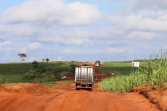 Um convênio entre Itaipu Binacional, Departamento Nacional de Infraestrutura de Transportes (DNIT) e Governo do Paraná vai garantir a execução das obras no trecho paranaense da BR-487, mais conhecida como Estrada Boiadeira. O trecho de 47 km liga os municípios Icaraíma (Porto Camargo) e Umuarama (Serra dos Dourados), no Noroeste do Paraná, e deve estar pronto até início de 2022. 19/11/2020 - Foto: Geraldo Bubniak/AEN