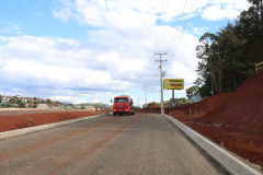 Obra de implantação do acesso às indústrias de Pitanga. São construídas marginais em um trecho de 4,2 quilômetros da PR-466, perto do posto da Polícia Rodoviária Estadual, o projeto prevê pistas paralelas à rodovia em ambos os sentidos, totalizando 8,4 quilômetros de extensão. 19/11/2020 - Foto: Geraldo Bubniak/AEN