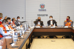 O governador Carlos Massa Ratinho Junior se reuniu nesta quinta-feira (10) com o ministro do Desenvolvimento Regional, Rogério Marinho, e o secretário nacional de Proteção e Defesa Civil, Alexandre Lucas Alves, no Palácio Iguaçu, para discutir a evolução da crise hídrica e o financiamento de projetos para os próximos meses. Os coordenadores estaduais de Defesa Civil do Paraná, Santa Catarina e Rio Grande do Sul também participaram do encontro.  Foto: Jonathan Campos/AEN