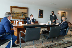  ministro do Desenvolvimento Regional, Rogério Marinho, disse nesta quinta-feira (10), em evento com o governador Carlos Massa Ratinho Junior, que o governo federal já começou a estudar  um modelo para a cessão de casas populares com a cobrança de um aluguel social. 