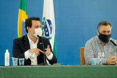 O governador Carlos Massa Ratinho Junior destacou nesta sexta-feira (11) que o Paraná está preparado para a campanha de vacinação contra o novo coronavírus assim que as vacinas forem aprovadas pelos órgãos reguladores. Ele também disse que a imunização respeitará o calendário nacional, que o Estado continua conversando com laboratórios e que tem R$ 200 milhões disponíveis para eventual aquisição, se necessário.