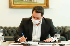 O governador Carlos Massa Ratinho Junior sancionou na sexta-feira (11) uma lei que impacta diretamente a saúde financeira de algumas empresas paranaenses. A medida auxilia companhias que não puderam honrar compromissos fiscais com o Estado em virtude da pandemia do novo coronavírus.
