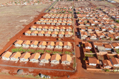  Famílias de Foz do Iguaçu com renda mensal de um à seis salários mínimos têm uma nova chance de realizar o sonho da casa própria. A Cohapar autorizou o início das obras de construção de 100 novas moradias populares na cidade da região Oeste com condições facilitadas de pagamento e custos reduzidos por meio do programa Casa Fácil Paraná. Foto: Gilson Abreu / AEN
