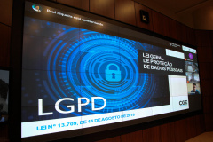 A Governo do Paraná passa a ter, no próximo ano, “guardiões” de dados
pessoais dos cidadãos paranaense. O Decreto 6.474 regulamenta a Lei Geral
de Proteção de Dados – LGPD (13.709/2018) e define responsabilidades dos
servidores quando ao tratamento de informações pessoais. O texto está
publicado no Diário Oficial. Foto: Ari Dias/AEN