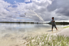 A pesca artesanal, que garante renda para cerca de 6 mil famílias no litoral paranaense, é tema da nova campanha de educação ambiental da Portos do Paraná. A empresa pública promove ações de comunicação e valorização da atividade, aproveitando o aumento no número de veranistas nas praias do Estado.