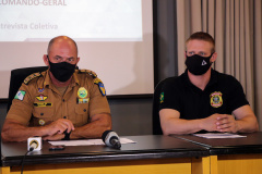 Coletiva de imprensa sobre a Operação da PM e PF desmantela grupo envolvido em roubos a bancos. O balanço do trabalho conjunto das polícias foi divulgado nesta quinta-feira (07/01), no Quartel do Comando-Geral da PM, em Curitiba. Na foto, durante coletiva de imprensa o subcomandante-geral da PM, coronel Hudson Leôncio Teixeira e o delegado da Polícia Federal, Peterson Manys, - Curitiba, 07/01/2021  -  Foto: Soldado Amanda Morais