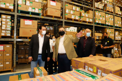 O governador Carlos Massa Ratinho Junior vistoriou nesta quarta-feira (12) o estoque dos chamados “insumos secos” que o Paraná já tem disponível para iniciar o processo de vacinação contra a Covid-19. São agulhas, seringas, máscaras, luvas, aventais e algodão, entre outros itens, que estão centralizados em dois pontos principais em Curitiba: o Centro de Medicamentos do Paraná (Cemepar) e o Ginásio de Esportes do Tarumã. 
