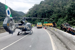 O Corpo de Bombeiros e o Batalhão de Polícia Militar de Operações Aéreas (BPMOA) estão ajudando no atendimento do acidente com um ônibus de turismo que ocorreu na manhã desta segunda-feira (25) na BR-376, próximo à Curva da Santa, em Guaratuba, no Litoral do Paraná.Foto: BPMOA