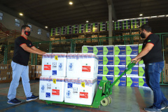 O Paraná recebeu nesta segunda-feira (25) um novo lote de vacinas com 39.600 doses contra a Covid-19, o terceiro em uma semana. Os imunizantes serão usados prioritariamente na proteção dos trabalhadores que estão na linha de frente do combate à pandemia, já que a Secretaria de Estado da Saúde (Sesa) confirmou que finalizou o processo de vacinação de dois importantes setores dentro do grupo prioritário. 