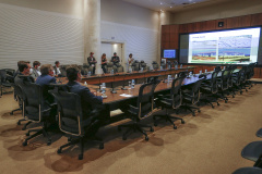 O secretário nacional de Habitação, Alfredo Santos, e o governador Carlos Massa Ratinho Junior conversaram em Curitiba nesta segunda-feira (25) sobre as perspectivas de novos investimentos para o Paraná. Eles fizeram apresentações sobre as políticas públicas dos executivos federal e estadual para o setor a um público virtual formado por dezenas de prefeitos e gestores públicos do Estado, via videoconferência.