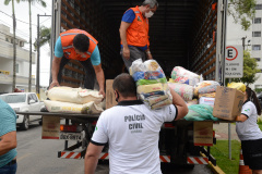 PCPR entrega à Defesa Civil cinco toneladas de doações para vítimas de enchentes de Guaraqueçaba  -  Foto: Divulgação Polícia Civil do Paraná/SESP