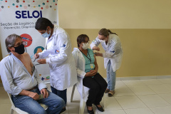 A vacinação contra a Covid-19 foi iniciada no Complexo Médico Penal (CMP), em Pinhais, na última semana. Os imunizantes CoronaVac, produzidos pelo Instituto Butantan em parceria com a farmacêutica Sinovac, foram aplicados pela Secretaria Municipal da Saúde de Pinhais em profissionais da saúde que atuam na unidade do Departamento Penitenciário do Paraná (Depen/PR).  -  Foto: Depen/PR