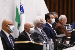 O governador Carlos Massa Ratinho Junior participou nesta segunda-feira (1º) da posse da nova Mesa Diretora da Assembleia Legislativa do Paraná para o biênio 2021/2022. Será a 19ª Legislatura da Casa e a quarta presidência consecutiva do deputado estadual Ademar Traiano.
Foto:Jonathan Campos/AEN