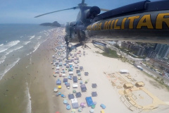 Em 45 dias de atuação no Litoral, na temporada Verão Consciente, o Batalhão de Polícia Militar de Operações Aéreas (BPMOA) realizou mais de 100 missões e o atendimento de 39 vítimas.  - Foto: Divulgação BPMOA/SESP
