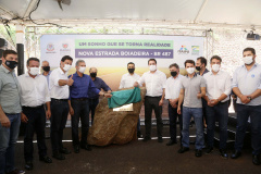Nesta sexta-feira (5), o governador Carlos Massa Ratinho Junior e o diretor-geral de Itaipu, Joaquim Silva e Luna, estiveram no distrito de Santa Eliza, em Umuarama (Noroeste), para o lançamento da pedra fundamental da obra de revitalização da Estrada da Boiadeira. Foto: Gilson Abreu/AEN