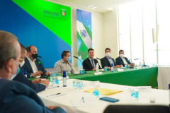 Obras e programas de apoio às cidades estiveram entre os principais assuntos da reunião de prefeitos da Associação dos Municípios do Médio Noroeste do Estado do Paraná (Amenorte) e deputados estaduais com representantes do Governo Estadual, nesta segunda-feira (08). A reunião foi com o chefe da Casa Civil, Guto Silva, e a equipe, com a participação do secretário de Desenvolvimento Sustentável e Turismo, Marcio Nunes.Foto: Guilherme Flores