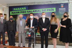 O governador Carlos Massa Ratinho Junior assina  nesta terca-feira (9),  o reajuste do salário mínimo regional acompanhado do vice-governador Darci Piana, do secretario da Justiça, Família e Trabalho (Sejuf), Ney Leprevost e do chefe da Casa Civil, Guto Silva.  Curitiba, 09/02/2021. Foto: Geraldo Bubniak/AEN