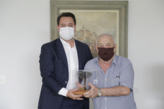 O governador Carlos Massa Ratinho Junior recebeu nesta quarta-feira (10) o jornalista Luiz Geraldo Mazza, que está completando 90 anos e pelo menos 70 deles dedicados ao jornalismo.  -  Curitiba, 10/02/2021  -  Foto: Jonathan Campos/AEN