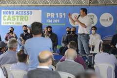 O governador Carlos Massa Ratinho Junior assinou nesta quinta-feira (11) a ordem de serviço para a execução do Contorno Norte de Castro, nos Campos Gerais. O investimento de R$ 78.978.622,85 é parte do convênio do Governo do Estado com o Banco Interamericano de Desenvolvimento (BID) e ajudará a dar impulso a uma das principais bacias leiteiras do Paraná, tirando o fluxo pesado de caminhões do Centro da cidade.