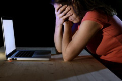 Com o isolamento social ocasionado pela pandemia do coronavírus, intensificaram- se os crimes sexuais via internet. Para combater esta prática e prestar auxílio as vítimas, a Secretaria da Justiça, Família e Trabalho do Paraná, através do Departamento de Garantias dos Direitos da Mulher, está implantando o “Programa de Enfrentamento à Violência Virtual contra Mulheres e Meninas”.  -  Foto: Divulgação SEJUF