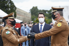 O governador Carlos Massa Ratinho Junior participou nesta sexta-feira (12) da cerimônia de posse do coronel Hudson Leôncio Teixeira como Comandante-Geral da Polícia Militar do Paraná. O ex-comandante, coronel Péricles de Matos, foi para a reserva remunerada da corporação. A cerimônia aconteceu na Academia Militar do Guatupê, em São José dos Pinhais, na Região Metropolitana de Curitiba.